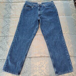 LL Bean men's classic fit medium wash blue jeans, like new condition, size 33x28